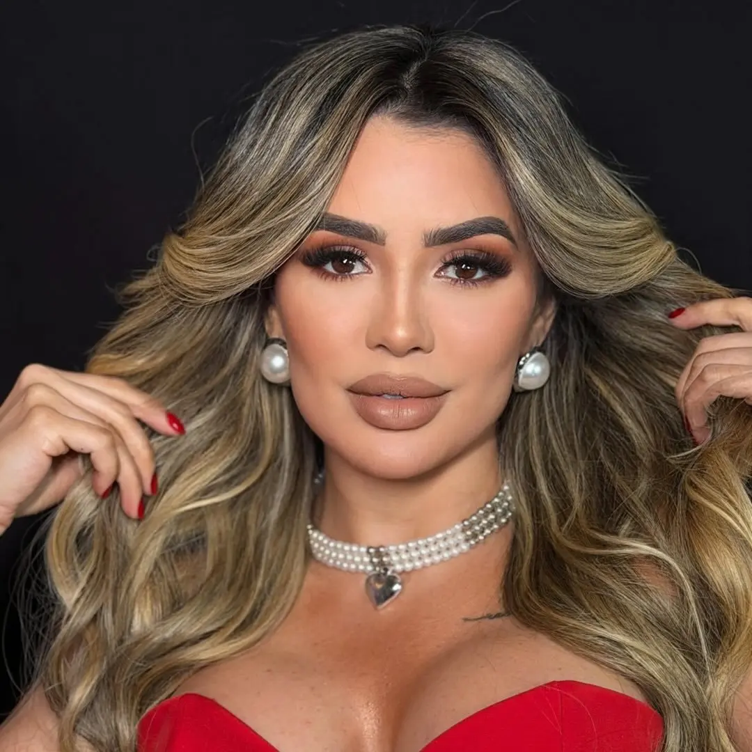 Retrato oficial de Brisiane, cantora de forró romântico, com vestido vermelho e fundo escuro